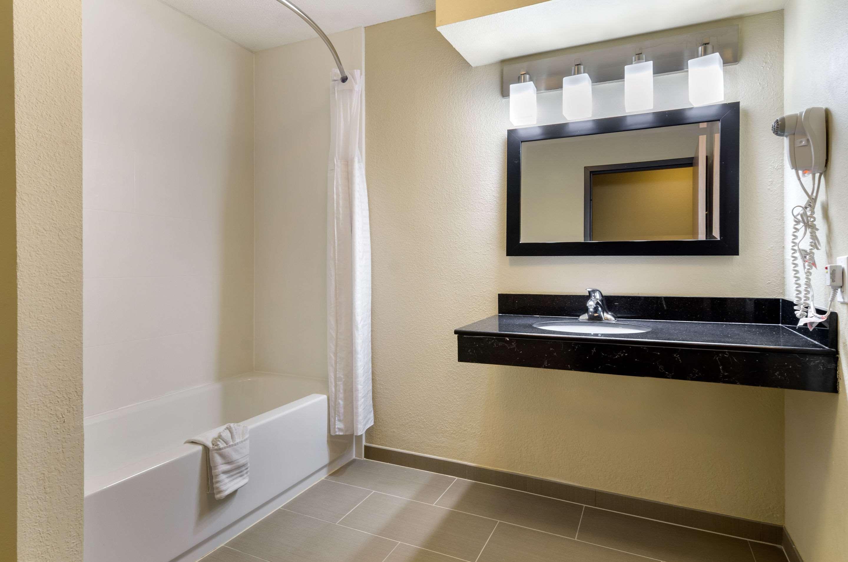 Comfort Inn & Suites Kansas City - Northeast Екстериор снимка