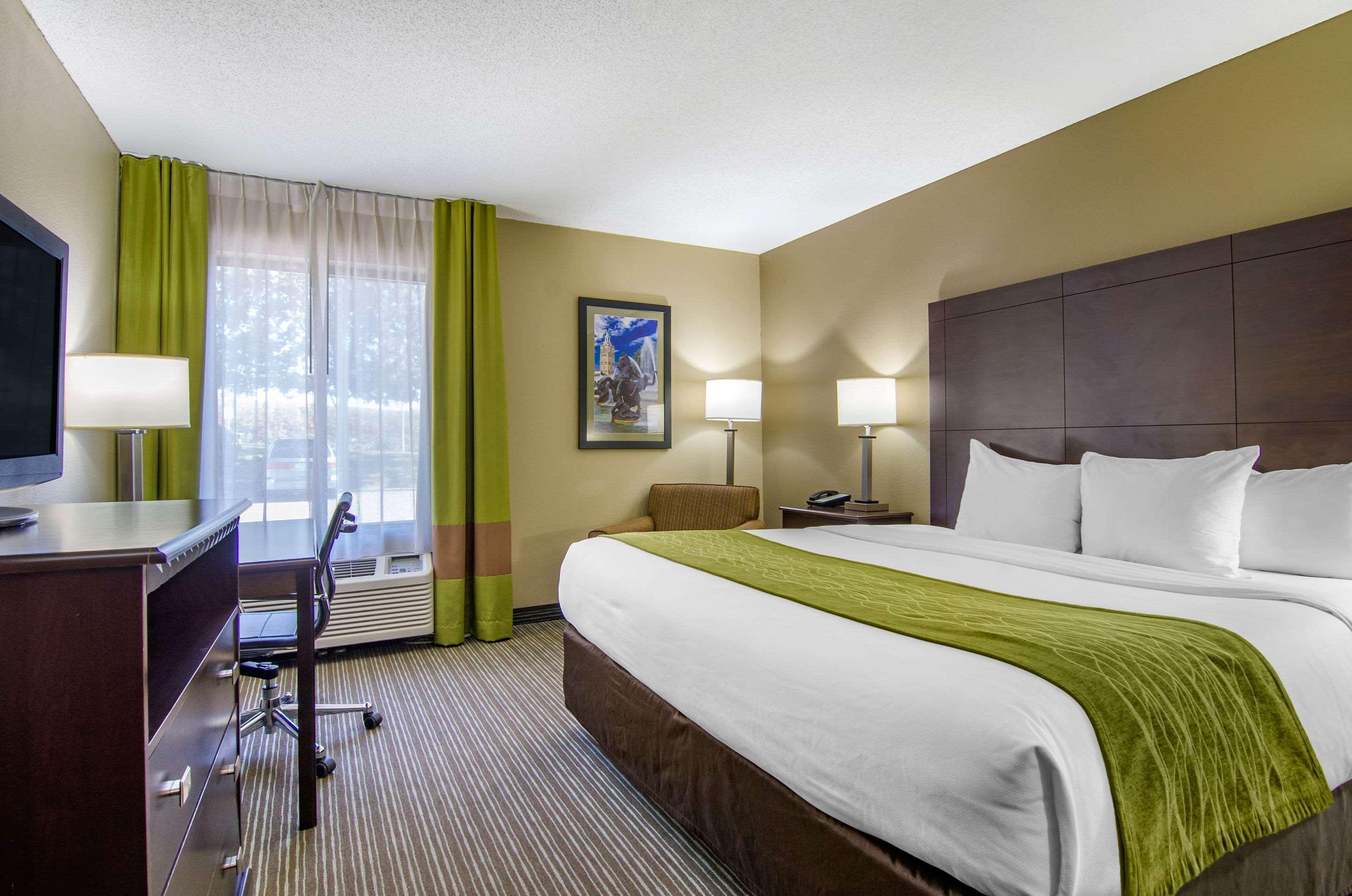Comfort Inn & Suites Kansas City - Northeast Екстериор снимка