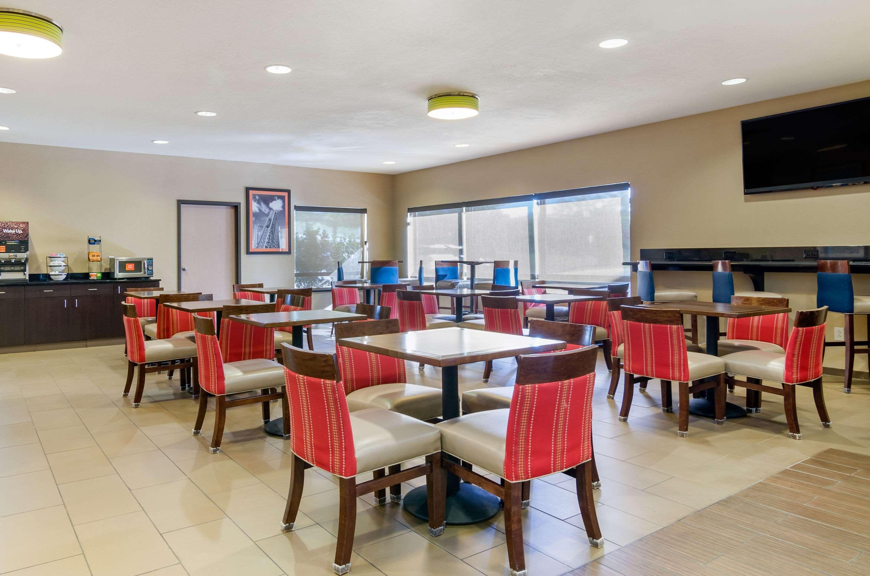 Comfort Inn & Suites Kansas City - Northeast Екстериор снимка