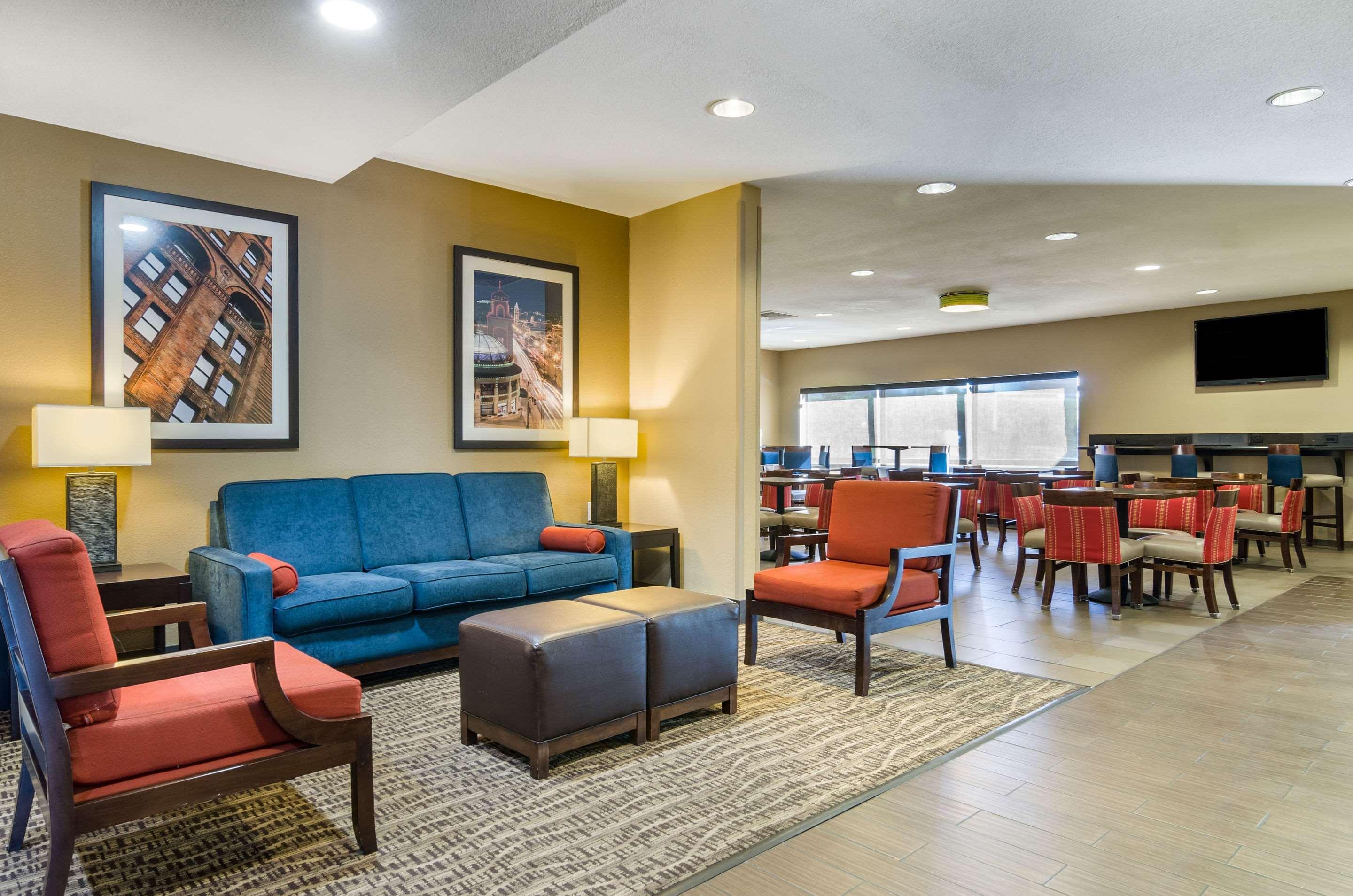 Comfort Inn & Suites Kansas City - Northeast Екстериор снимка