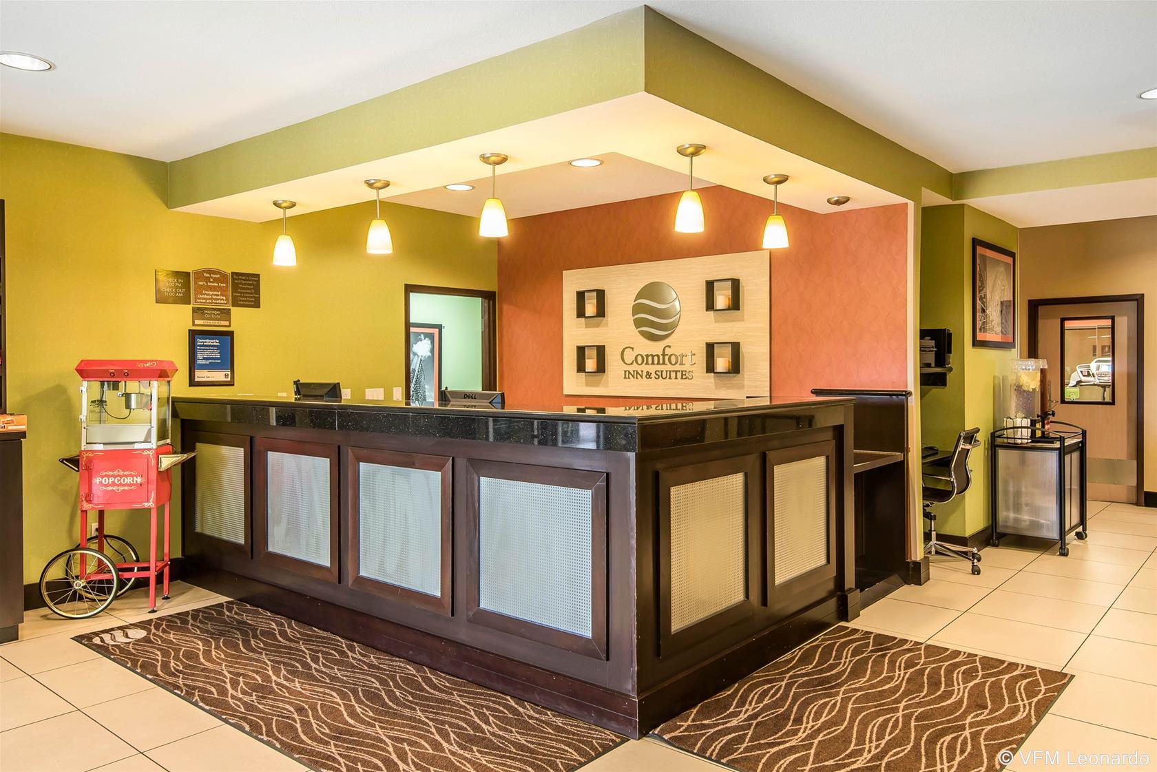 Comfort Inn & Suites Kansas City - Northeast Екстериор снимка