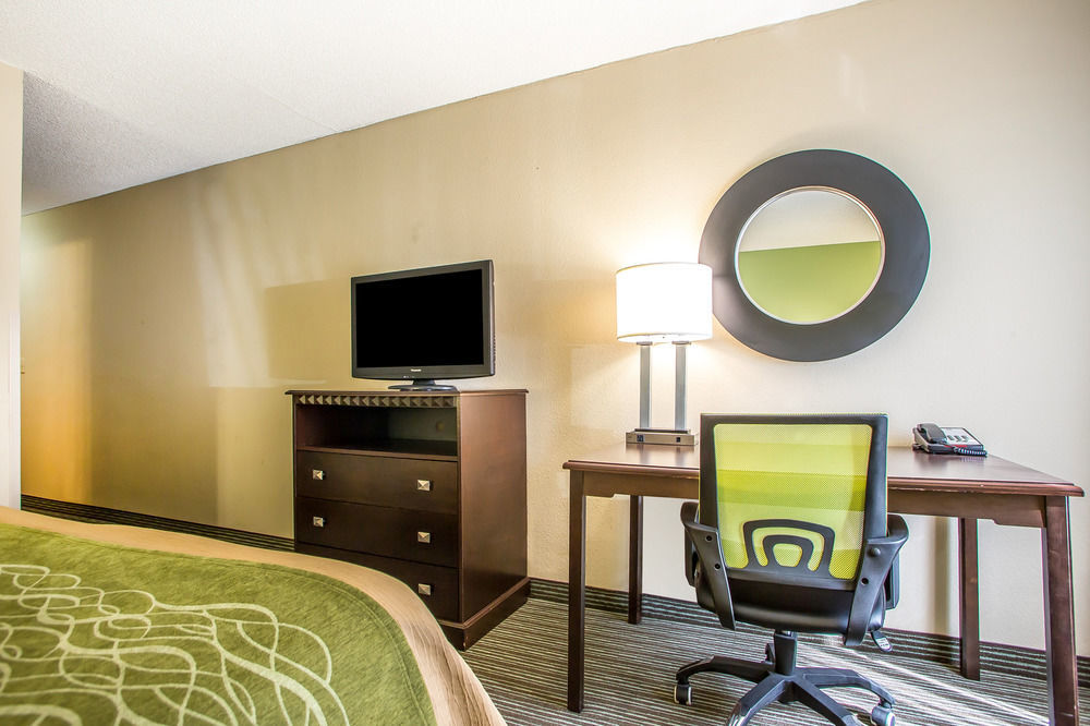 Comfort Inn & Suites Kansas City - Northeast Екстериор снимка